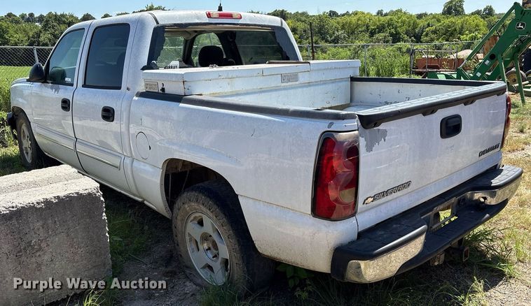 image for item DY0833 2005 Chevrolet Silverado 1500 Crew Cab pickup truck