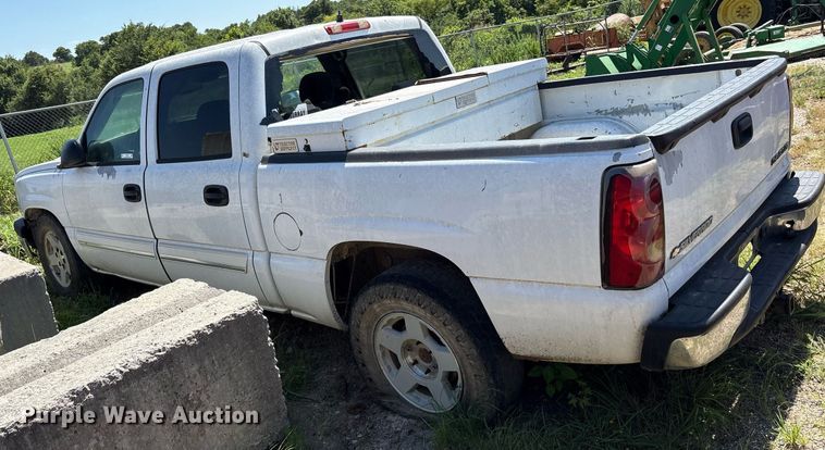 image for item DY0833 2005 Chevrolet Silverado 1500 Crew Cab pickup truck