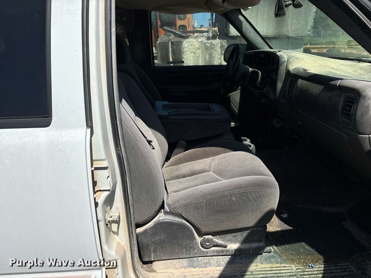 image for item DY0833 2005 Chevrolet Silverado 1500 Crew Cab pickup truck