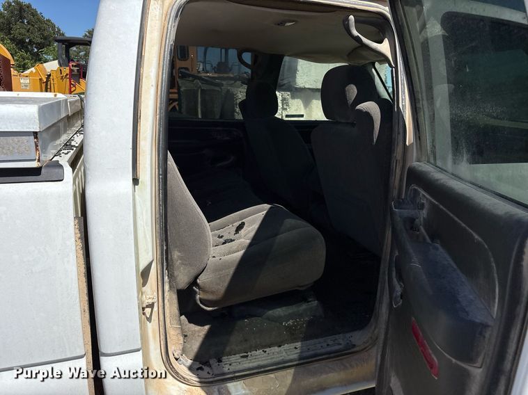 image for item DY0833 2005 Chevrolet Silverado 1500 Crew Cab pickup truck