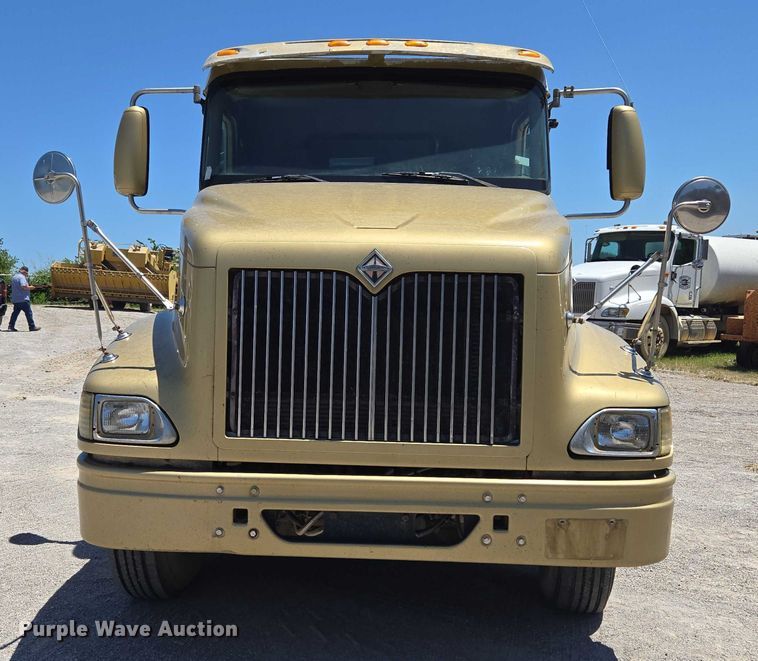 image for item DY0835 2002 International 9200i dump truck