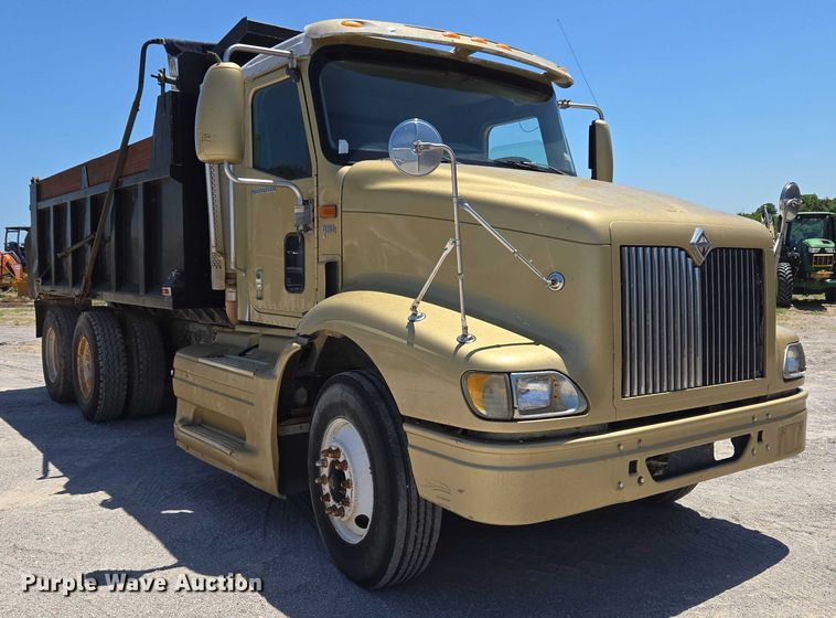 image for item DY0835 2002 International 9200i dump truck