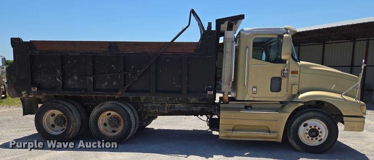 image for item DY0835 2002 International 9200i dump truck