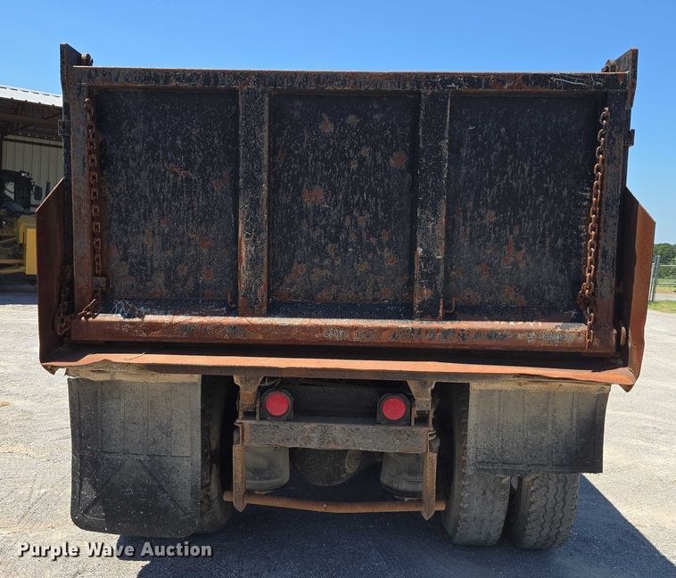 image for item DY0835 2002 International 9200i dump truck