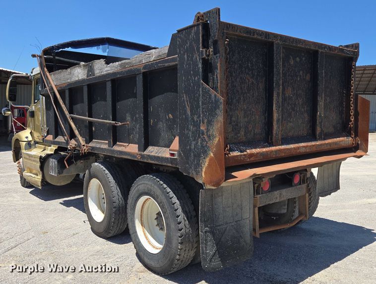 image for item DY0835 2002 International 9200i dump truck