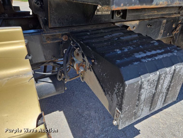 image for item DY0835 2002 International 9200i dump truck