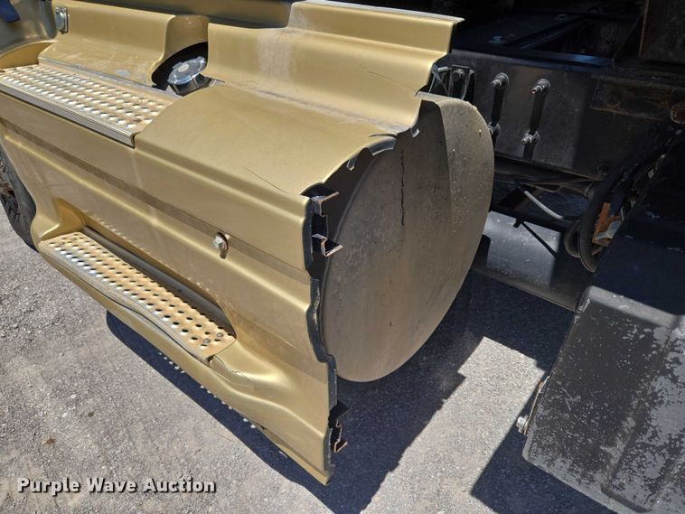 image for item DY0835 2002 International 9200i dump truck