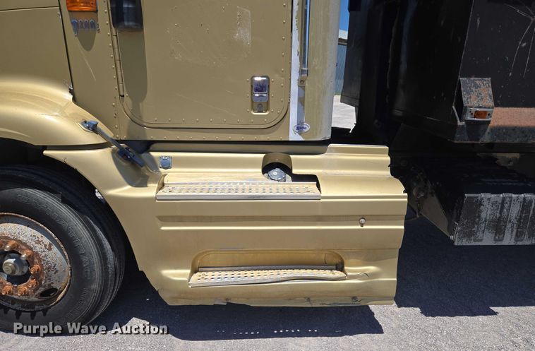 image for item DY0835 2002 International 9200i dump truck