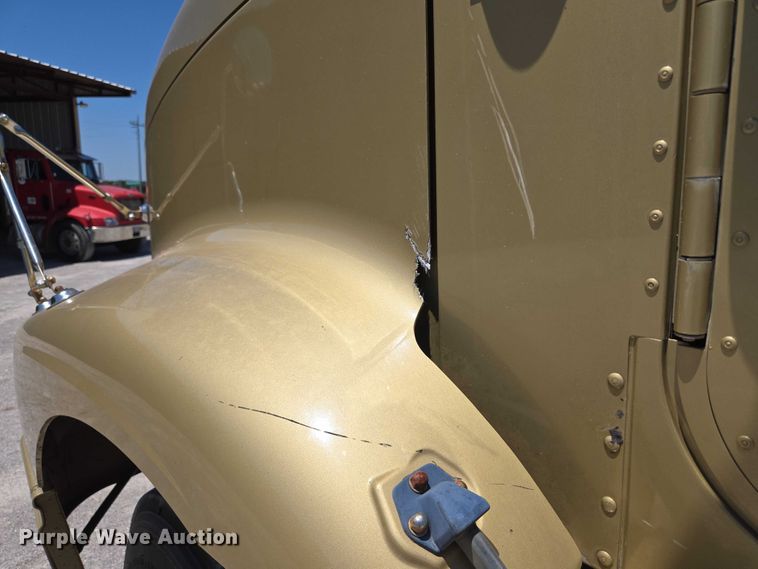 image for item DY0835 2002 International 9200i dump truck