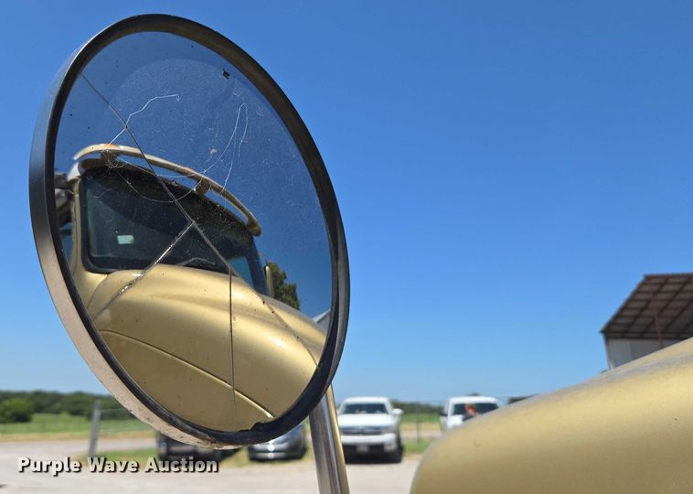 image for item DY0835 2002 International 9200i dump truck