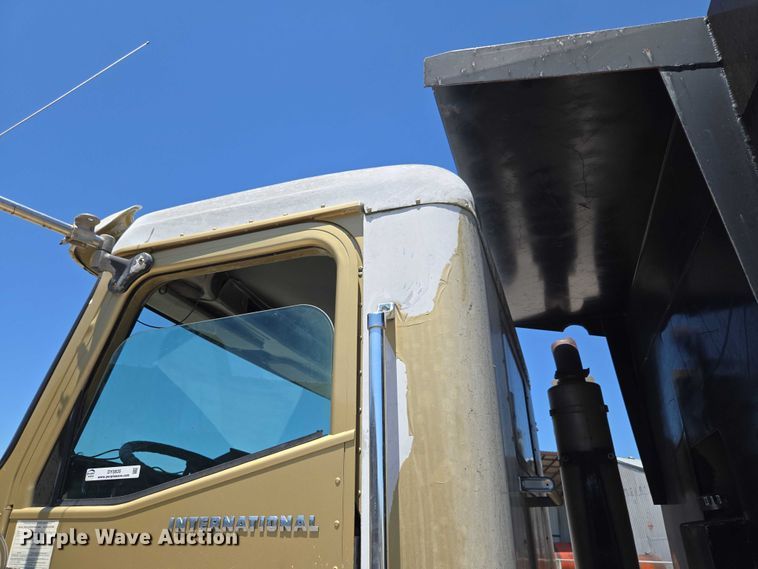 image for item DY0835 2002 International 9200i dump truck