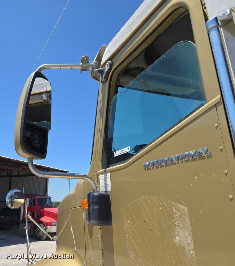 image for item DY0835 2002 International 9200i dump truck