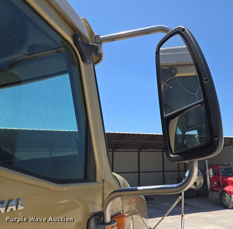 image for item DY0835 2002 International 9200i dump truck