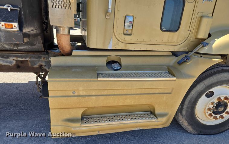 image for item DY0835 2002 International 9200i dump truck