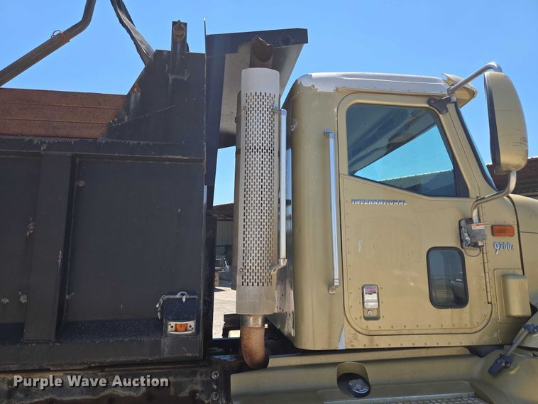 image for item DY0835 2002 International 9200i dump truck