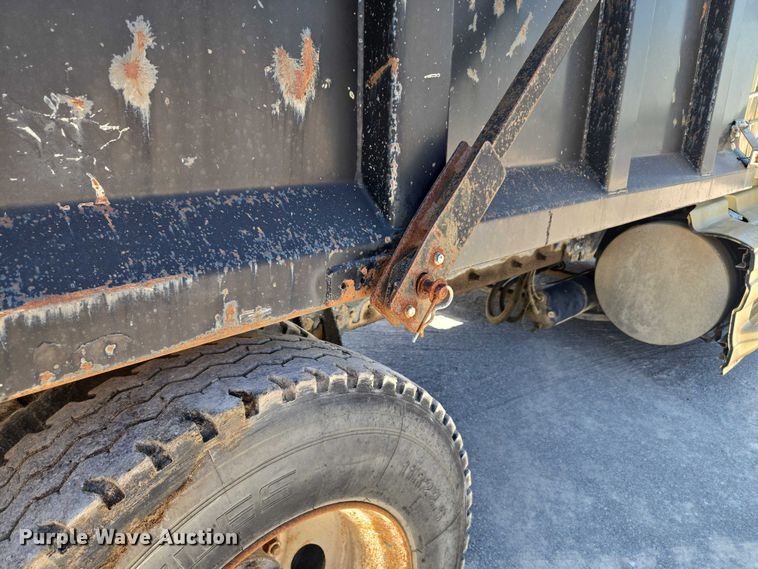 image for item DY0835 2002 International 9200i dump truck