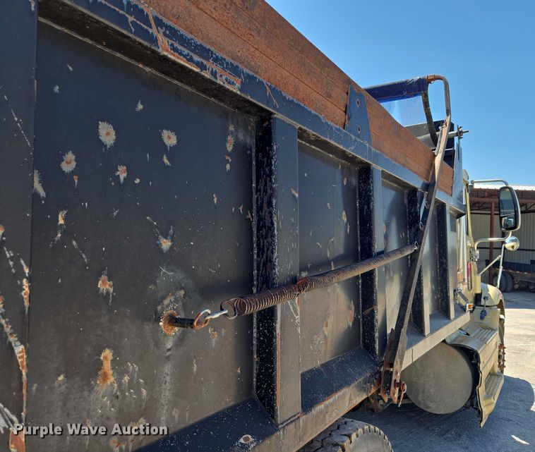 image for item DY0835 2002 International 9200i dump truck