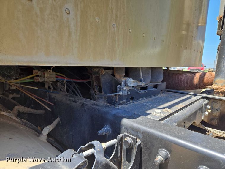 image for item DY0835 2002 International 9200i dump truck