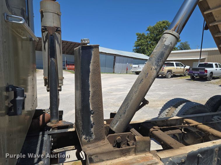 image for item DY0835 2002 International 9200i dump truck