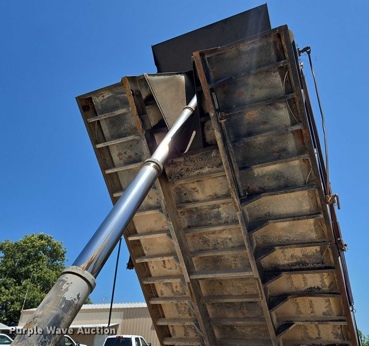 image for item DY0835 2002 International 9200i dump truck