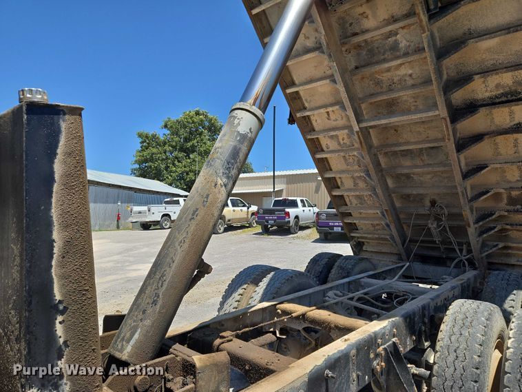 image for item DY0835 2002 International 9200i dump truck