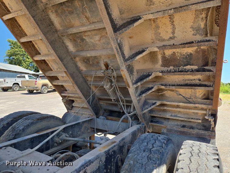 image for item DY0835 2002 International 9200i dump truck