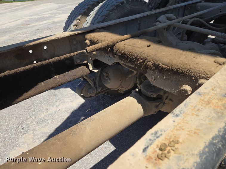 image for item DY0835 2002 International 9200i dump truck