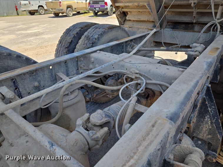 image for item DY0835 2002 International 9200i dump truck