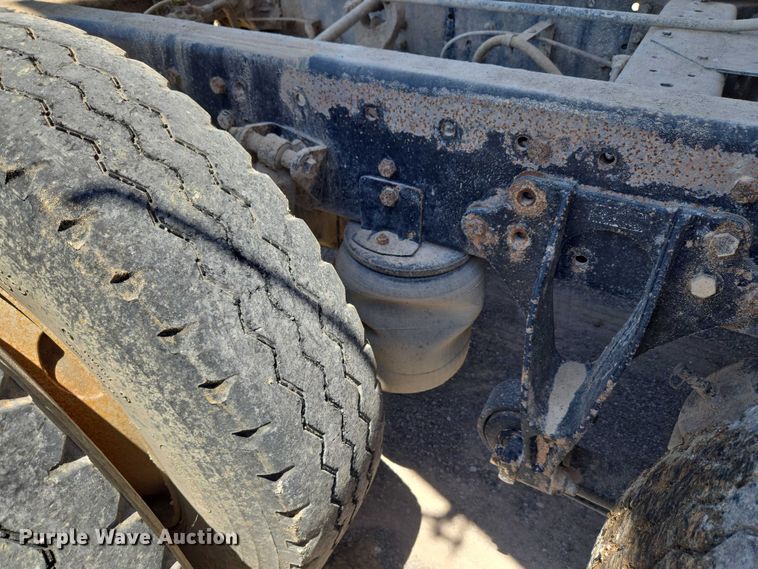 image for item DY0835 2002 International 9200i dump truck