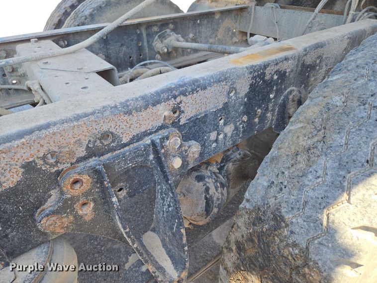 image for item DY0835 2002 International 9200i dump truck
