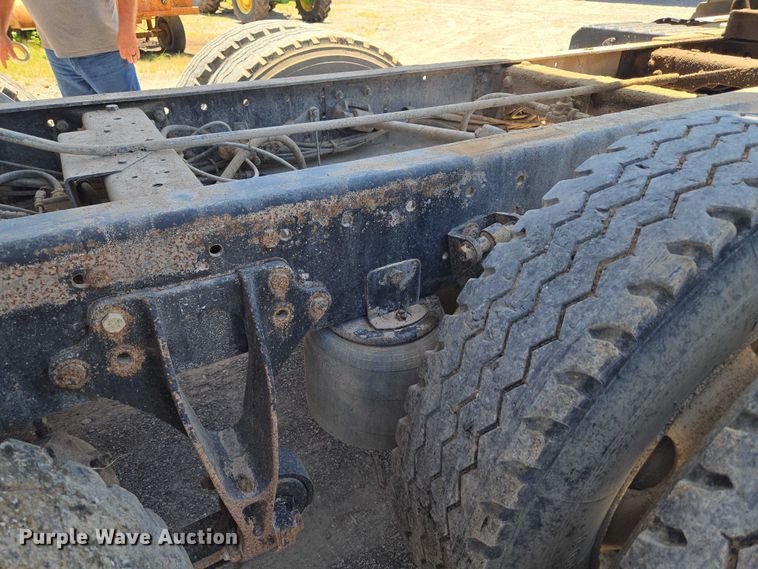 image for item DY0835 2002 International 9200i dump truck