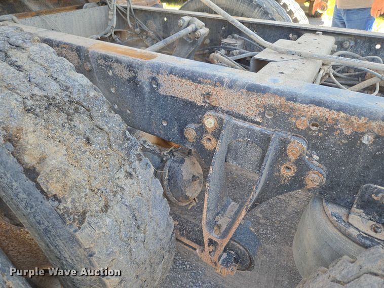 image for item DY0835 2002 International 9200i dump truck