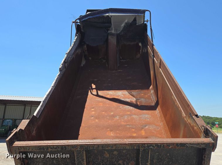 image for item DY0835 2002 International 9200i dump truck