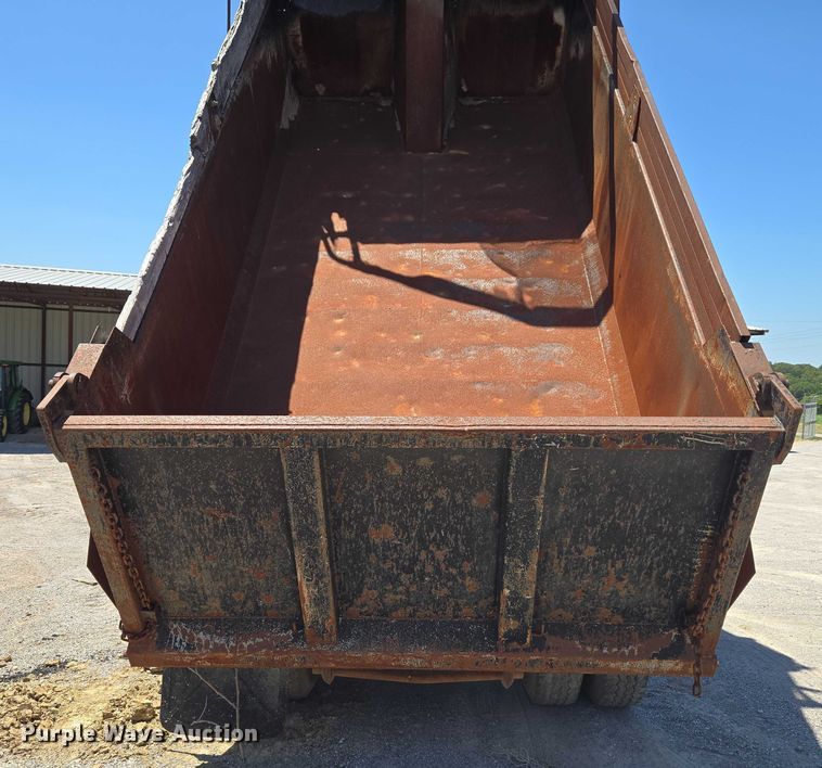 image for item DY0835 2002 International 9200i dump truck