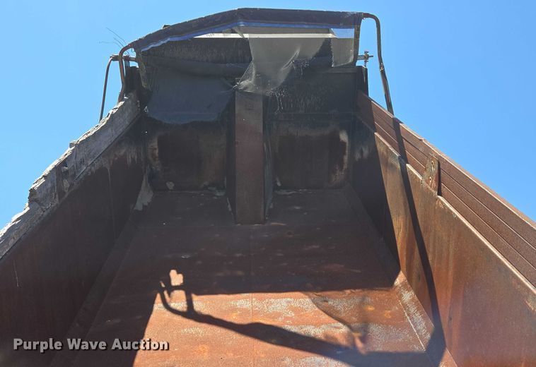 image for item DY0835 2002 International 9200i dump truck