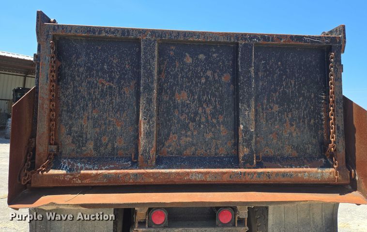 image for item DY0835 2002 International 9200i dump truck