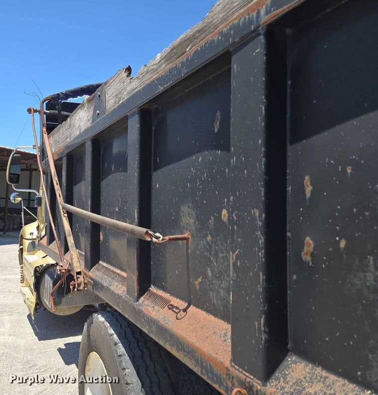 image for item DY0835 2002 International 9200i dump truck