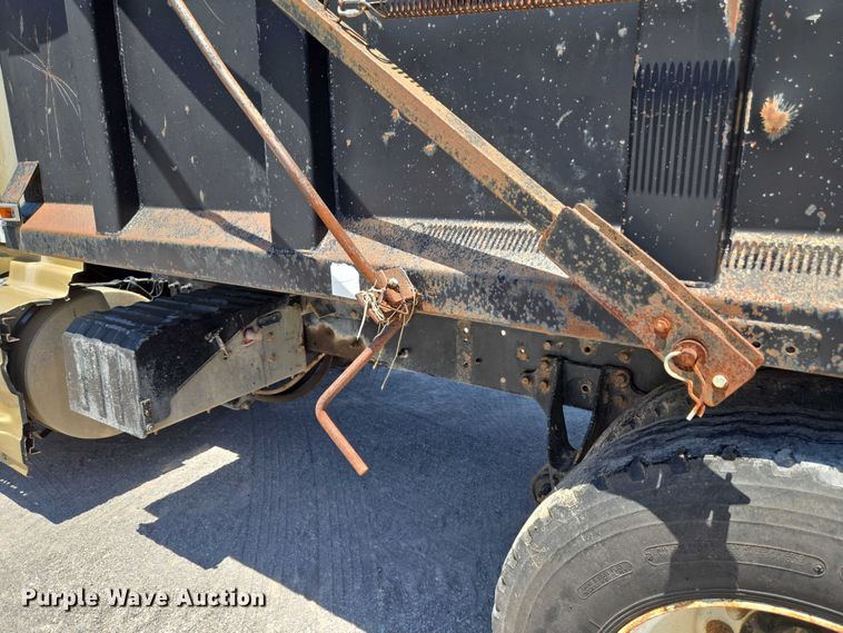 image for item DY0835 2002 International 9200i dump truck