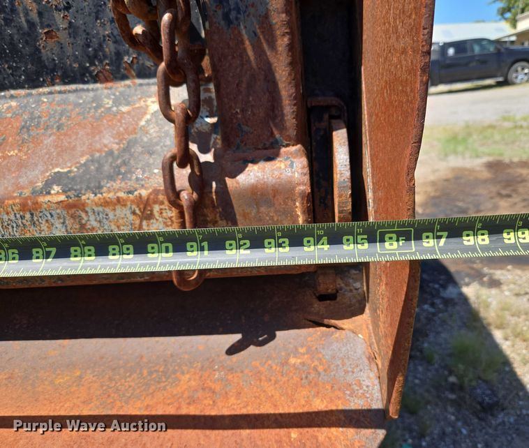 image for item DY0835 2002 International 9200i dump truck