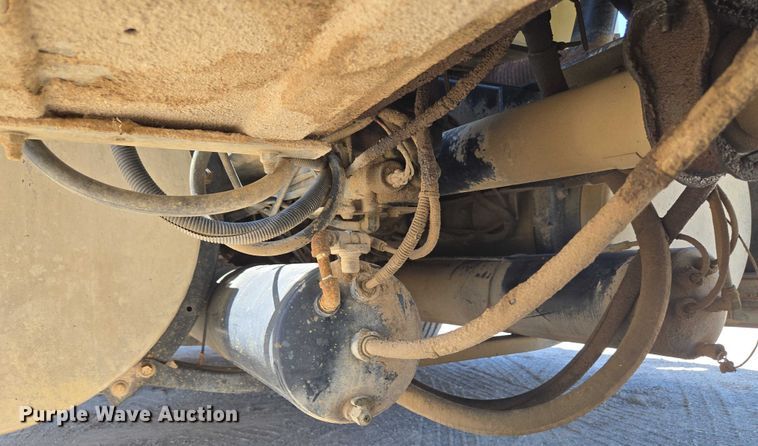 image for item DY0835 2002 International 9200i dump truck