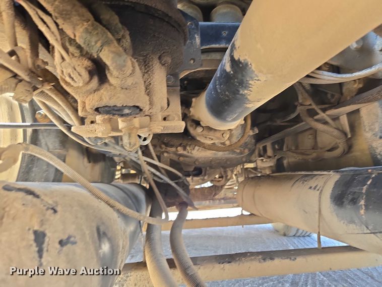 image for item DY0835 2002 International 9200i dump truck