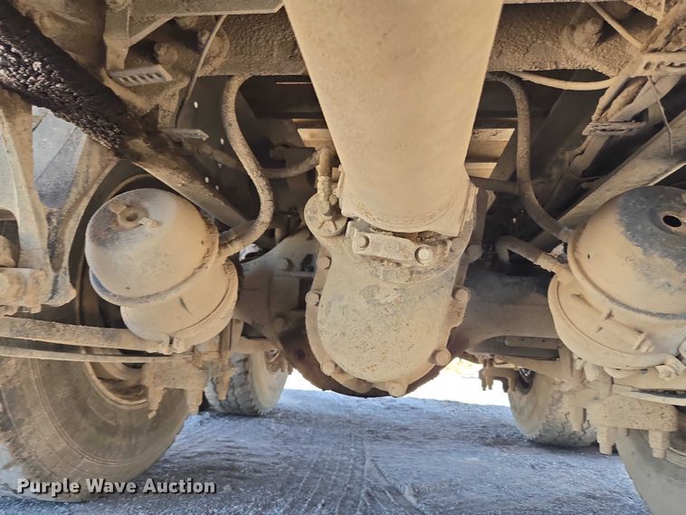 image for item DY0835 2002 International 9200i dump truck