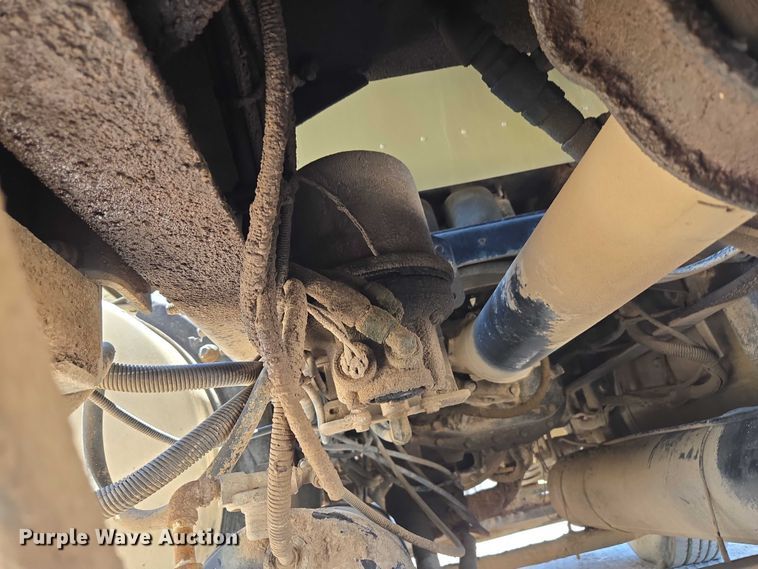 image for item DY0835 2002 International 9200i dump truck