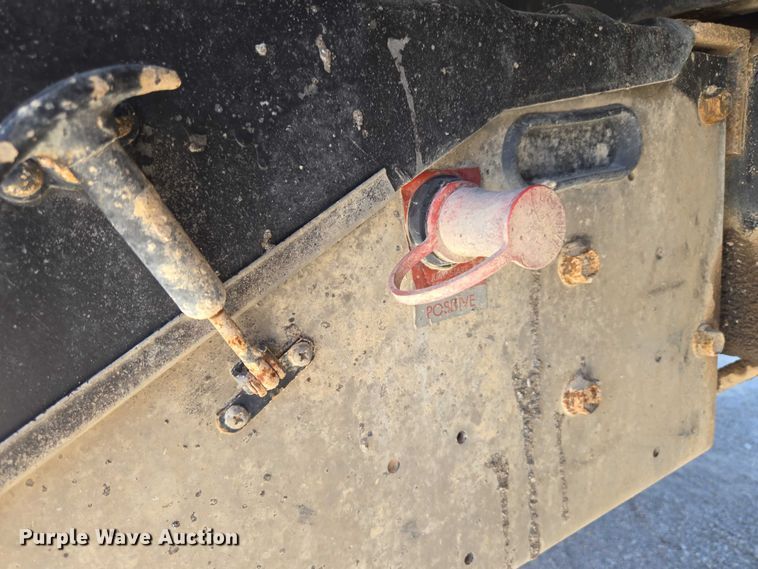 image for item DY0835 2002 International 9200i dump truck