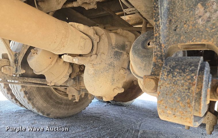 image for item DY0835 2002 International 9200i dump truck