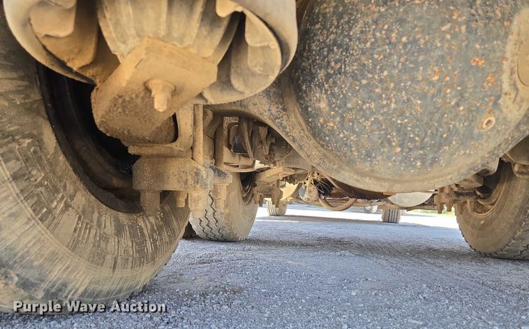 image for item DY0835 2002 International 9200i dump truck