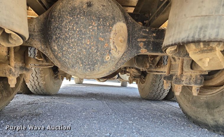 image for item DY0835 2002 International 9200i dump truck