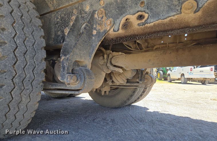 image for item DY0835 2002 International 9200i dump truck