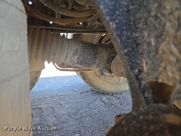 image for item DY0835 2002 International 9200i dump truck