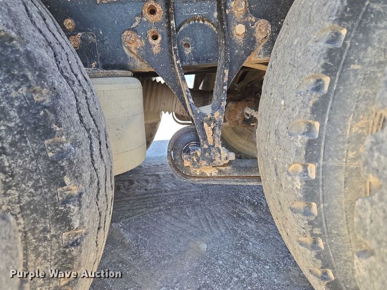 image for item DY0835 2002 International 9200i dump truck